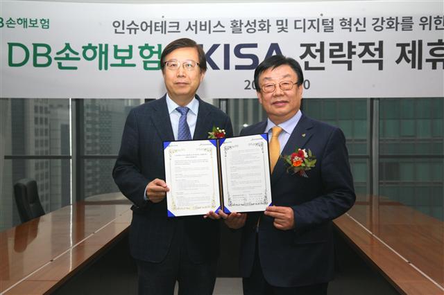 지난달 20일 서울 강남구 DB금융센터에서 김정남(오른쪽) DB손해보험 사장이 김석환 한국인터넷진흥원 원장과 인슈어테크 사업 협력을 위한 전략적 제휴를 체결했다.