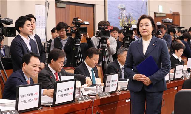 박영선 중소벤처기업부 장관 후보자가 27일 국회 산업통상자원중소벤처기업위원회에서 열린 인사청문회에서 선서문 낭독을 마친 뒤 자유한국당 의원들 좌석 앞에 놓인 비판 문구를 지나가고 있다. 고성이 오고가면서 결국 한국당 소속 위원 10명은 불참을 선언했고, 이날 오후 7시30분 속개 예정이었던 청문회는 막판 파행하고 사실상 종료됐다.   [연합]