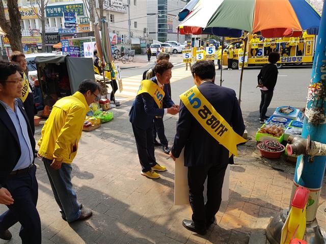 28일 경남 창원시 성산구에 위치한 반송시장 입구에서 유세를 하는 여영국 정의당 후보.
[홍태화 기자/th5@]