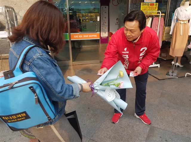 강기윤 자유한국당 4ㆍ3 보궐선거 창원성산 후보가 지난 28일 창원 성산구 성원그랜드쇼핑 입구에서 유권자를 만나고 있다.  [이원율 기자/yul@]