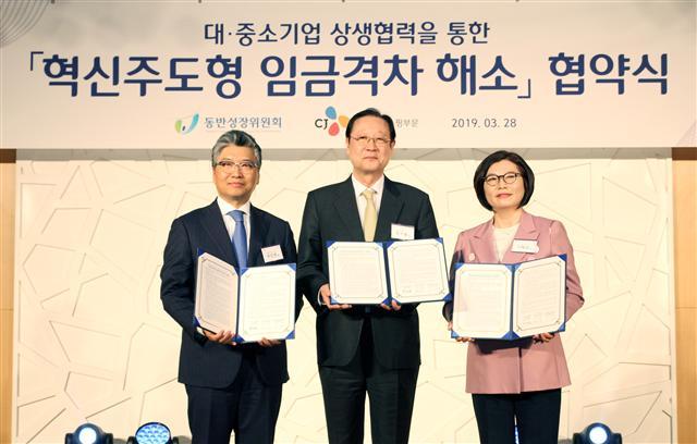 허민호(왼쪽부터) CJ ENM 오쇼핑부문 대표와 권기홍 동반성장위원장, 이해연 에이치엘사이언스 대표.  [CJ ENM 오쇼핑부문 제공]