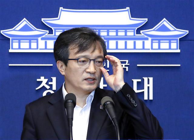 국회 운영위원회ㆍ국토교통위원회 소속 자유한국당 의원들이 28일 오후 김의겸 청와대 대변인이 매입한 서울 동작구 흑석동 건물을 둘러보고 있다.   [연합]