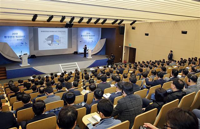 29일 삼성전자 화성캠퍼스 부품연구동(DSR)에서 열린 ‘2019 환경안전 혁신Day’에서 환경안전분야 역량강화를 위한 전문가 초청강연을 진행하고 있다.  [삼성전자 제공]