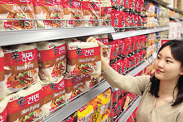 소비자가 마트에서 신라면건면을 고르고 있다.  [농심 제공]