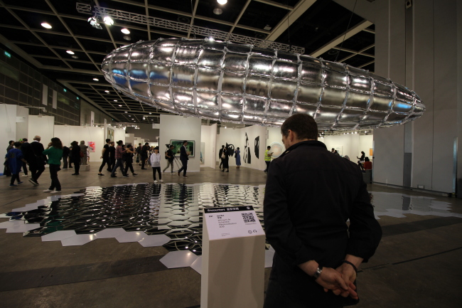 2019 아트바젤 홍콩은 한국작가 이불의 은빛 비행선 설치작 ‘Willing To Be Vulnerable-Metalized Ballon’을 공개했다. 엔카운터즈 섹션의 주요작품으로 관객들의 관심이 쏠렸다. [사진=이한빛 기자/vicky@]