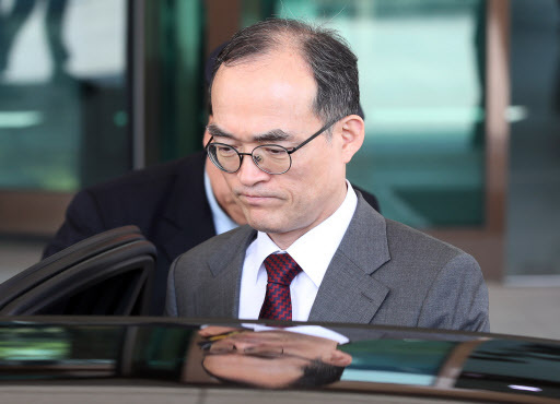 문무일 검찰총장이 29일 서울 서초구 대검찰청 청사에서 외부로 나가고 있다. [연합]