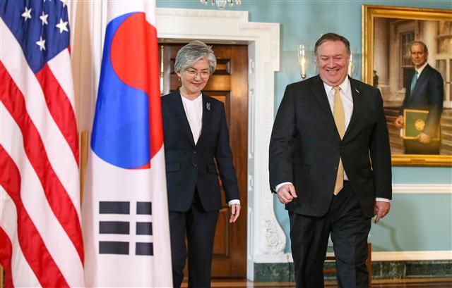 강경화 외교부 장관이 29일(현지시간) 오후 워싱턴D.C.에서 마이크 폼페이오 미 국무부 장관과 ‘하노이 회담’ 이후 첫 한미외교장관 회담을 위해 이동하고 있다.   [연합]