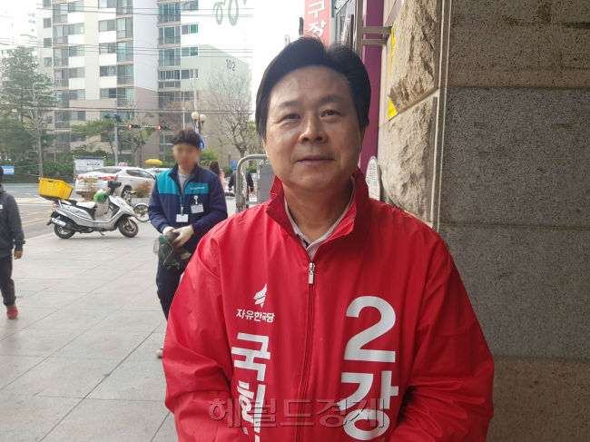 강기윤 자유한국당 4ㆍ3 보궐선거 창원성산 후보가 경남 창원 성산구의 성원그랜드쇼핑 입구에서 인터뷰를 하고 있다. [사진=이원율 기자/yul@]