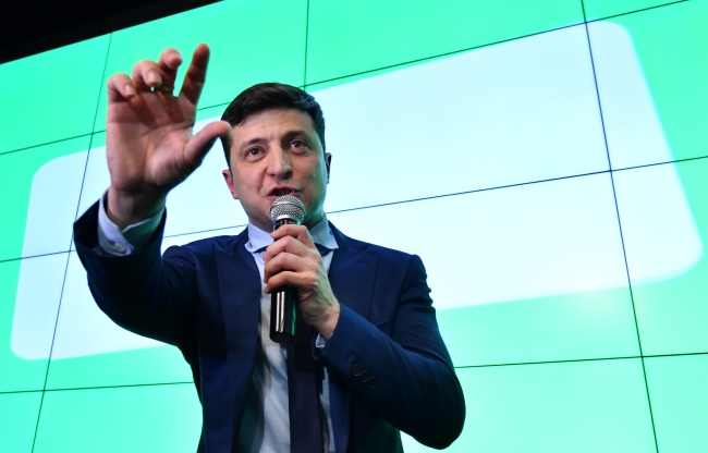 <YONHAP PHOTO-0570> Ukrainian comic actor showman and presidential frontrunner Volodymyr Zelensky (C) delivers a speech after the first exit poll results at his campaign headquarters in Kiev on March 31, 2019. - Comedian and political novice Volodymyr Zelensky topped the first round of Ukraine's presidential election on Sunday, exit polls showed, leading incumbent Petro Poroshenko into a run-off. (Photo by Genya SAVILOV / AFP)/2019-04-01 05:31:04/ <저작권자 ⓒ 1980-2019 ㈜연합뉴스. 무단 전재 재배포 금지.>
<YONHAP PHOTO-0570> Ukrainian comic actor showman and presidential frontrunner Volodymyr Zelensky (C) delivers a speech after the first exit poll results at his campaign headquarters in Kiev on March 31, 2019. - Comedian and political novice Volodymyr Zelensky topped the first round of Ukraine's presidential election on Sunday, exit polls showed, leading incumbent Petro Poroshenko into a run-off. (Photo by Genya SAVILOV / AFP)/2019-04-01 05:31:04/ <저작권자 ⓒ 1980-2019 ㈜연합뉴스. 무단 전재 재배포 금지.>
