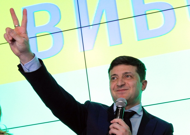 <YONHAP PHOTO-0163> epaselect epa07476971 Ukrainian showman and comedian, and Presidential candidate Volodymyr Zelenskiy reacts at a campaign headquarters following a presidential elections in Kiev, Ukraine, 31 March 2019. According to initial exit polls, Volodymyr Zelensky won the first round of the Ukraine presidential election with 30.4 percent of votes. Ukrainian President Petro Poroshenko is second with 17.8 percent of votes. If no candidate will receive more than half of the votes, the run-off elections will be held on 21 April 2019. EPA/STEPAN FRANKO/2019-04-01 05:11:51/ <저작권자 ⓒ 1980-2019 ㈜연합뉴스. 무단 전재 재배포 금지.>
<YONHAP PHOTO-0163> epaselect epa07476971 Ukrainian showman and comedian, and Presidential candidate Volodymyr Zelenskiy reacts at a campaign headquarters following a presidential elections in Kiev, Ukraine, 31 March 2019. According to initial exit polls, Volodymyr Zelensky won the first round of the Ukraine presidential election with 30.4 percent of votes. Ukrainian President Petro Poroshenko is second with 17.8 percent of votes. If no candidate will receive more than half of the votes, the run-off elections will be held on 21 April 2019. EPA/STEPAN FRANKO/2019-04-01 05:11:51/ <저작권자 ⓒ 1980-2019 ㈜연합뉴스. 무단 전재 재배포 금지.>