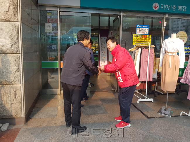 28일 경남 창원시 성산구에 위치한 반송시장 입구에서 유세를 하는 여영국 정의당 후보(왼쪽). 강기윤 자유한국당 4ㆍ3 보궐선거 창원성산 후보가 지난 28일 창원 성산구 성원그랜드쇼핑 입구에서 유권자를 만나고 있다.   [사진=이원율·홍태화 기자]