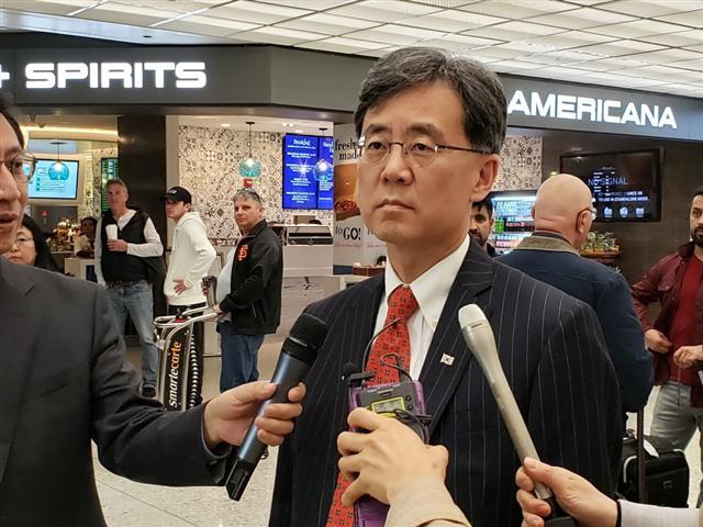30일(현지시간) 미국을 방문한 김현종 청와대 국가안보실 2차장이 워싱턴 인근 덜레스공항에서 취재진과 인터뷰하고 있다.   [연합]