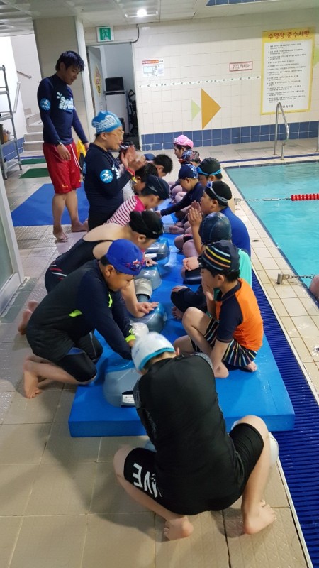 지난해 동작구 응급수영교실 강습 모습. [동작구 제공]
