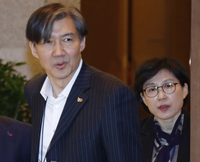 <YONHAP PHOTO-2394> 조국, 조현옥 수석ㆍ보좌관 회의 입장 (서울=연합뉴스) 배재만 기자 = 조국 민정수석(왼쪽)과 조현옥 인사수석이 1일 오전 청와대 여민관에서 열린 수석·보좌관 회의에 입장하고 있다. 2019.4.1 scoop@yna.co.kr/2019-04-01 10:21:02/ <저작권자 ⓒ 1980-2019 ㈜연합뉴스. 무단 전재 재배포 금지.>
<YONHAP PHOTO-2394> 조국, 조현옥 수석ㆍ보좌관 회의 입장 (서울=연합뉴스) 배재만 기자 = 조국 민정수석(왼쪽)과 조현옥 인사수석이 1일 오전 청와대 여민관에서 열린 수석·보좌관 회의에 입장하고 있다. 2019.4.1 scoop@yna.co.kr/2019-04-01 10:21:02/ <저작권자 ⓒ 1980-2019 ㈜연합뉴스. 무단 전재 재배포 금지.>