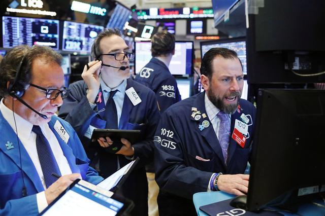 각종 경제지표를 지켜보면서 심각한 표정을 짓고 있는 미국 뉴욕증권거래소(NYSE) 트레이더. [로이터]