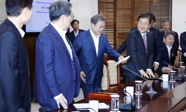 <YONHAP PHOTO-2460> 문 대통령, '자리에 앉으시죠' (서울=연합뉴스) 배재만 기자 = 문재인 대통령이 1일 오전 청와대 여민관에서 열린 수석·보좌관 회의에 입장하고 있다. 2019.4.1 scoop@yna.co.kr/2019-04-01 10:40:47/ <저작권자 ⓒ 1980-2019 ㈜연합뉴스. 무단 전재 재배포 금지.>
<YONHAP PHOTO-2460> 문 대통령, '자리에 앉으시죠' (서울=연합뉴스) 배재만 기자 = 문재인 대통령이 1일 오전 청와대 여민관에서 열린 수석·보좌관 회의에 입장하고 있다. 2019.4.1 scoop@yna.co.kr/2019-04-01 10:40:47/ <저작권자 ⓒ 1980-2019 ㈜연합뉴스. 무단 전재 재배포 금지.>