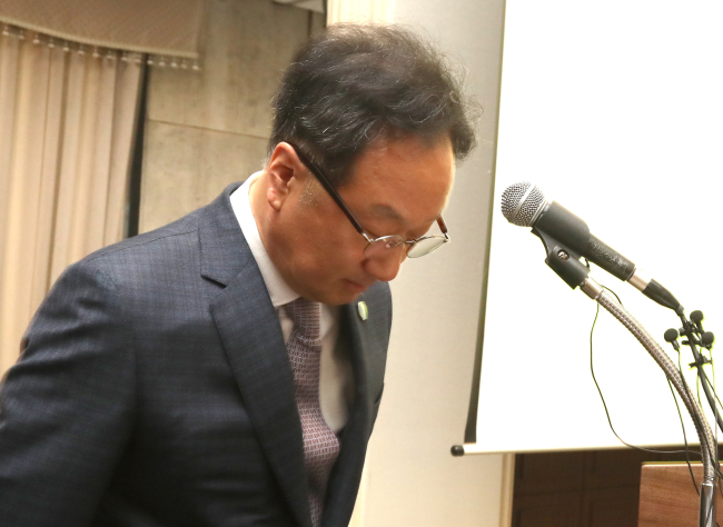 1일 오전 서울 중구 한국프레스센터에서 열린 코오롱생명과학 골관절염 치료제 인보사 판매중단 기자간담회에서 이우석 대표이사가 발언에 앞서 고개를 숙여 사과하고 있다.[연합]