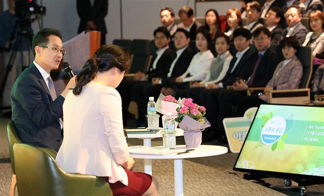지성규 KEB하나은행장이 지난 1일 오후 서울 을지로 본점 강당에서 ‘은행장과 함께 하는 소통과 공감’ 생방송 간담회에서 직원들과 얘기하고 있다.  [KEB하나은행 제공]