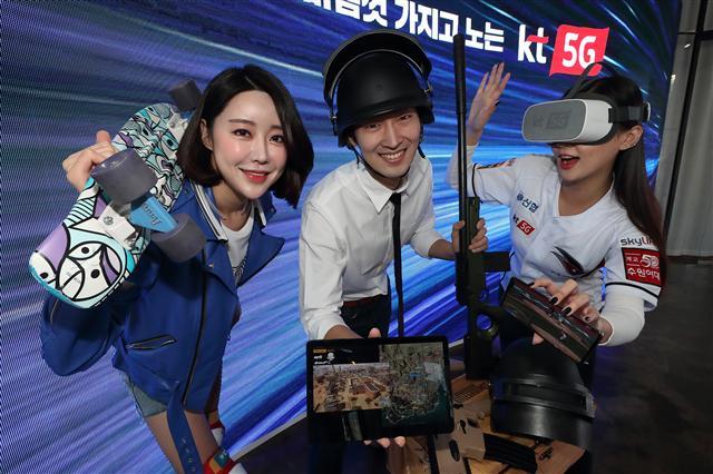KT 모델이 5G 완전무제한 요금제 ‘KT 5G 슈퍼플랜’을 알리고 있다.  [KT 제공]
