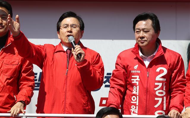 황교안 자유한국당 대표와 강기윤 후보가 지난 1일 오전 경남 창원시 반송시장앞에서 선거 유세를 하고 있다(사진 왼쪽). 심상정 정의당 의원과 여영국 더불어민주ㆍ정의당 단일후보가 지난 1일 오후 경남 창원시 반송시장 앞에서 선거 유세를 하고 있다.  [연합]