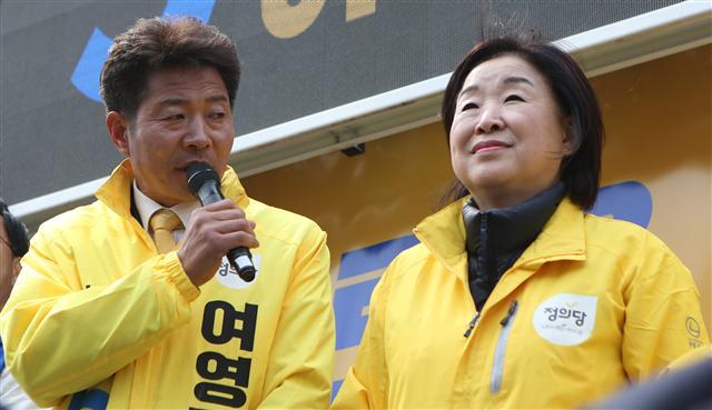 황교안 자유한국당 대표와 강기윤 후보가 지난 1일 오전 경남 창원시 반송시장앞에서 선거 유세를 하고 있다(사진 왼쪽). 심상정 정의당 의원과 여영국 더불어민주ㆍ정의당 단일후보가 지난 1일 오후 경남 창원시 반송시장 앞에서 선거 유세를 하고 있다.  [연합]