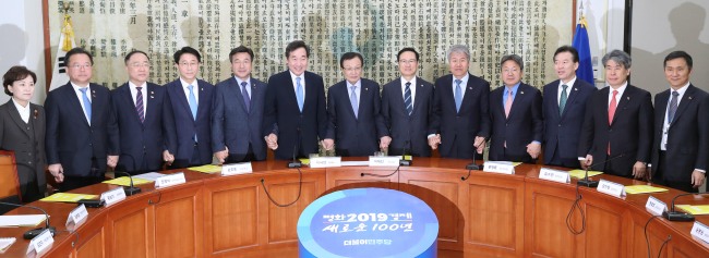 <YONHAP PHOTO-1344> 국회서 고위 당·정·청 협의회 개최 (서울=연합뉴스) 김현태 기자 = 2일 오전 국회 본청 더불어민주당 당 대표 회의실에서 열린 고위 당·정·청 협의회에서 이낙연 국무총리, 더불어민주당 이해찬 대표, 홍영표 원내대표, 김수현 대통령비서실 정책실장 등 참석자들이 손을 맞잡고 있다. 이날 회의에서는 민생 개혁 입법과 포항 지진 관련 후속 대책 등에 대해 논의할 것으로 알려졌다. 2019.4.2 mtkht@yna.co.kr/2019-04-02 08:59:59/ <저작권자 ⓒ 1980-2019 ㈜연합뉴스. 무단 전재 재배포 금지.>
<YONHAP PHOTO-1344> 국회서 고위 당·정·청 협의회 개최 (서울=연합뉴스) 김현태 기자 = 2일 오전 국회 본청 더불어민주당 당 대표 회의실에서 열린 고위 당·정·청 협의회에서 이낙연 국무총리, 더불어민주당 이해찬 대표, 홍영표 원내대표, 김수현 대통령비서실 정책실장 등 참석자들이 손을 맞잡고 있다. 이날 회의에서는 민생 개혁 입법과 포항 지진 관련 후속 대책 등에 대해 논의할 것으로 알려졌다. 2019.4.2 mtkht@yna.co.kr/2019-04-02 08:59:59/ <저작권자 ⓒ 1980-2019 ㈜연합뉴스. 무단 전재 재배포 금지.>