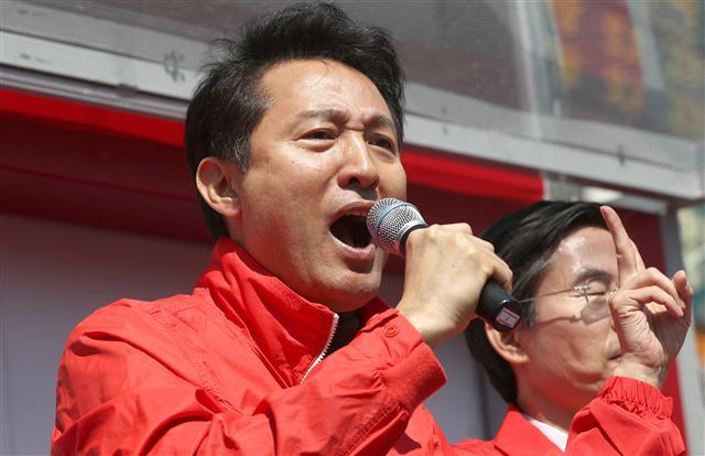 오세훈 전 서울시장이 지난 1일 경남 창원시 의창구 반송시장 입구에서 같은 당 4ㆍ3 보궐선거 창원성산 강기윤 후보에 대한 지지를 호소하고 있다.    [연합]