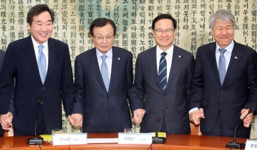 2일 오전 국회 본청 더불어민주당 당 대표 회의실에서 열린 고위 당정청 협의회에서 참석자들이 손을 맞잡고 있다. 왼쪽부터 이낙연 국무총리, 더불어민주당 이해찬 대표, 홍영표 원내대표, 김수현 대통령비서실 정책실장.   [연합]
