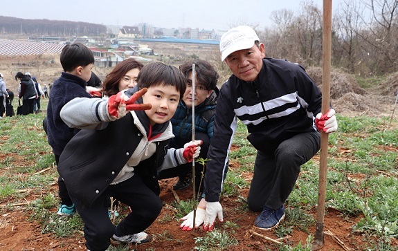 ‘미세먼지·기후변화 대응’ 기업들 나무심기 한창