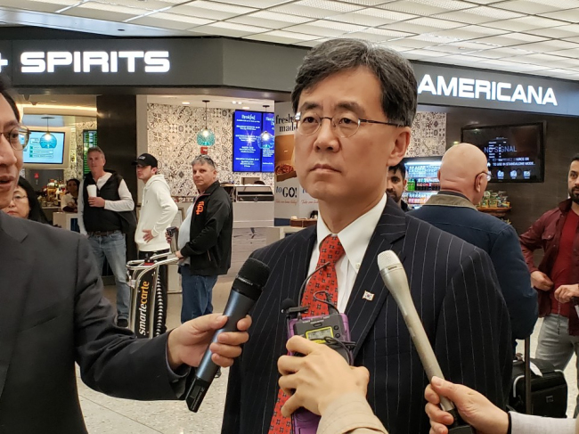 Kim Hyun-chong, the second deputy chief of Cheong Wa Dae’s National Security Office, speaks to reporters in Washington on Saturday. Yonhap