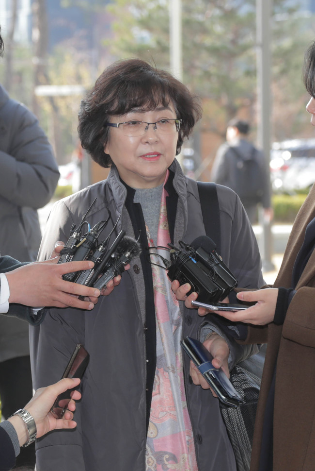 김은경 전 환경부 장관이 2일 오전 '환경부 블랙리스트 문건 의혹' 조사를 받기 위해 서울 송파구 동부지방검찰청에 출석, 취재진의 질문을 받고 있다. [연합]