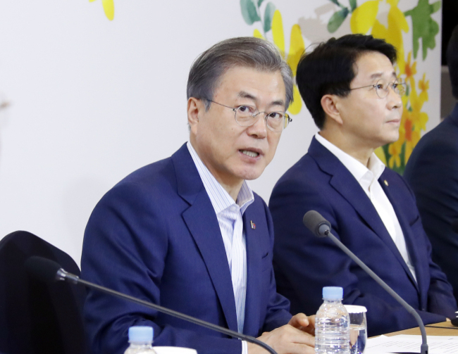 2일 인천광역시 송도 경원루에서 열린 확대 국가관광전략회의에서 발언하고 있는 문재인 대통령의 모습 [연합]