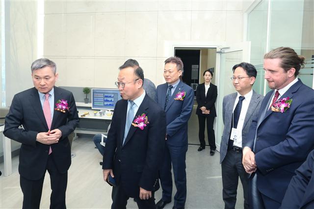 LG유플러스는 국내 스타트업 및 중소 벤처기업들이 자유롭게 5G 서비스와 기술을 개발하고 상용화할 수 있도록 지원하는 ‘5G 이노베이션 랩’을 마곡사옥에 개소했다. 하현회 LG유플러스 부회장(왼쪽에서 첫번째)이 ‘LGU+ 5G 이노베이션 랩’에서 중소기업 직원들의 기술 테스트를 살펴보며 설명을 듣고 있다.  [LG유플러스 제공]
