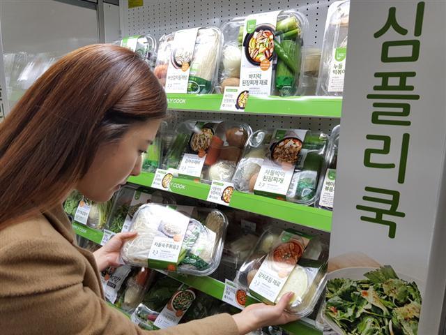 GS수퍼마켓에서 고객이 심플리쿡을 살펴보고 있다.