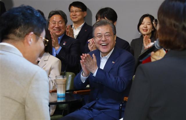 <YONHAP PHOTO-2932> 관광 토크콘서트 보는 문 대통령 (인천=연합뉴스) 배재만 기자 = 문재인 대통령이 2일 오후 인천광역시 송도 솔찬공원 케이슨24에서 토크 콘서트를 관람하고 있다. 문 대통령은 앞서 확대 국가관광전략회의에 참석한 후 주요 관광 명소를 직접 방문해 '쉬고, 사고, 즐기고, 듣고, 보는' 관광의 다양한 요소들을 시민과 함께 체험하기 위해 이곳을 방문했다. 2019.4.2 scoop@yna.co./2019-04-02 16:22:04/ <저작권자 ⓒ 1980-2019 ㈜연합뉴스. 무단 전재 재배포 금지.>
<YONHAP PHOTO-2932> 관광 토크콘서트 보는 문 대통령 (인천=연합뉴스) 배재만 기자 = 문재인 대통령이 2일 오후 인천광역시 송도 솔찬공원 케이슨24에서 토크 콘서트를 관람하고 있다. 문 대통령은 앞서 확대 국가관광전략회의에 참석한 후 주요 관광 명소를 직접 방문해 '쉬고, 사고, 즐기고, 듣고, 보는' 관광의 다양한 요소들을 시민과 함께 체험하기 위해 이곳을 방문했다. 2019.4.2 scoop@yna.co./2019-04-02 16:22:04/ <저작권자 ⓒ 1980-2019 ㈜연합뉴스. 무단 전재 재배포 금지.>