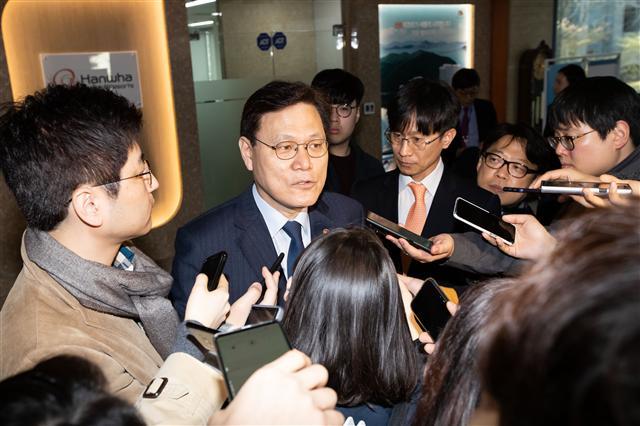 최종구 금융위원장이 우리은행 핀테크 육성센터 ‘디노랩’ 개소식 행사 후 기자들과 만난자리에서 질문에 답하고 있다.  [금융위 제공]