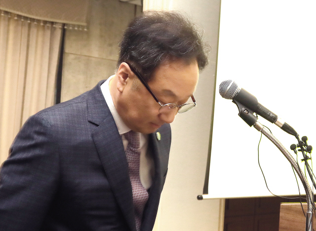 대국민 사과하는 코오롱생명과학 이우석 대표.  [연합]