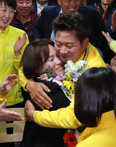 4ㆍ3 국회의원 보궐선거 창원성산에 출마한 정의당 여영국 후보가 3일 오후 창원시 선거사무실에서 당선이 확실시되자 아내 한경숙 씨와 포옹하고 있다.  [연합]