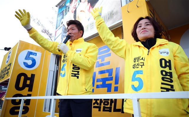 경남 창원성산 4ㆍ3 국회의원 보궐선거에서 당선된 정의당 여영국 당선인이 4일 오전 경남 창원시 성산구 창원병원 사거리에서 부인 한경숙 씨와 함께 출근길 시민들에게 감사 인사를 하고 있다.    [연합]