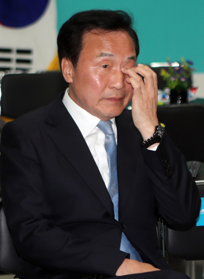 손학규 바른미래당 대표가 지난 3일 오후 4ㆍ3 국회의원 보궐선거 창원성산에 출마한 이재환 후보 선거사무실에서 곤혹스런 표정으로 개표 방송을 지켜보고 있다. [연합]