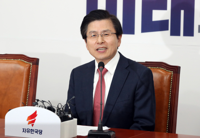 Liberty Korea Party Chairman Hwang Kyo-ahn speaks at the party's supreme council meeting on Thursday. Yonhap