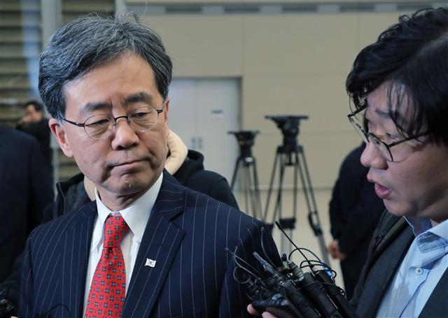 김현종 청와대 국가안보실 2차장이 5일 오전 인천국제공항 2터미널 입국장에서 취재진과 인터뷰를 하고 있다. 김 차장은 한미정상회담 의제 조율을 위해 지난달 30일부터 워싱턴DC를 방문했으며 1일 카운터파트인 쿠퍼먼 NSC 부보좌관과 회담했다.  [연합]
