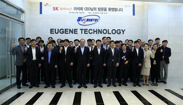 유진테크를 방문한 SK하이닉스 이석희 CEO(맨 앞줄 왼쪽 다섯번째)가 임직원들과 기념촬영을 하고 있다. [SK하이닉스 제공]