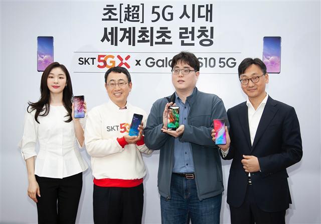 김연아, 유영상 SK텔레콤 MNO사업부장, 현장 1호 개통 고객 이유건 씨, 윤남호 삼성전자 한국총괄 IM영업 1그룹장이 5일 8시 T월드 강남직영점 개통행사에서 기념촬영을 하고 있다(사진 왼쪽). 배우 이제훈, 현장 경품 1등 오원창씨, 박훈종 삼성전자 IM영업2그룹장, 안치용 KT 영업본부장 상무가 5일 서울 강남 ‘온(ON)식당’에서 열린 개통행사에서 기념촬영을 하고 있다(가운데). 김새라 LG유플러스 마케팅그룹장 상무, 가수 청하, 최영 삼성전자 IM영업3그룹장 상무가 4일 ‘일상로5길’서 열린 전야제에서 기념촬영을 하고 있다.  [각사 제공]