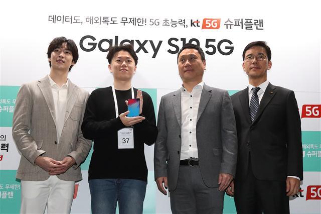 김연아, 유영상 SK텔레콤 MNO사업부장, 현장 1호 개통 고객 이유건 씨, 윤남호 삼성전자 한국총괄 IM영업 1그룹장이 5일 8시 T월드 강남직영점 개통행사에서 기념촬영을 하고 있다(사진 왼쪽). 배우 이제훈, 현장 경품 1등 오원창씨, 박훈종 삼성전자 IM영업2그룹장, 안치용 KT 영업본부장 상무가 5일 서울 강남 ‘온(ON)식당’에서 열린 개통행사에서 기념촬영을 하고 있다(가운데). 김새라 LG유플러스 마케팅그룹장 상무, 가수 청하, 최영 삼성전자 IM영업3그룹장 상무가 4일 ‘일상로5길’서 열린 전야제에서 기념촬영을 하고 있다.  [각사 제공]