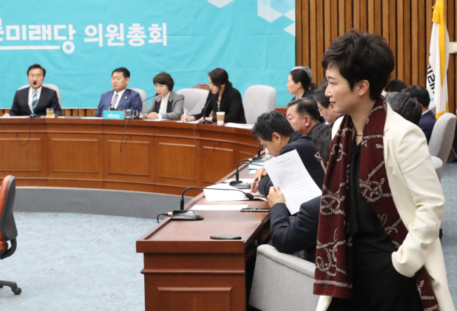 <YONHAP PHOTO-2794> 회의장 들어서는 이언주 의원 (서울=연합뉴스) 이진욱 기자 = 바른미래당 이언주 의원이 5일 국회에서 열린 최고위원-국회의원 연석회의 회의장에 들어서고있다. 2019.4.5 cityboy@yna.co.kr/2019-04-05 09:50:46/ <저작권자 ⓒ 1980-2019 ㈜연합뉴스. 무단 전재 재배포 금지.>
<YONHAP PHOTO-2794> 회의장 들어서는 이언주 의원 (서울=연합뉴스) 이진욱 기자 = 바른미래당 이언주 의원이 5일 국회에서 열린 최고위원-국회의원 연석회의 회의장에 들어서고있다. 2019.4.5 cityboy@yna.co.kr/2019-04-05 09:50:46/ <저작권자 ⓒ 1980-2019 ㈜연합뉴스. 무단 전재 재배포 금지.>