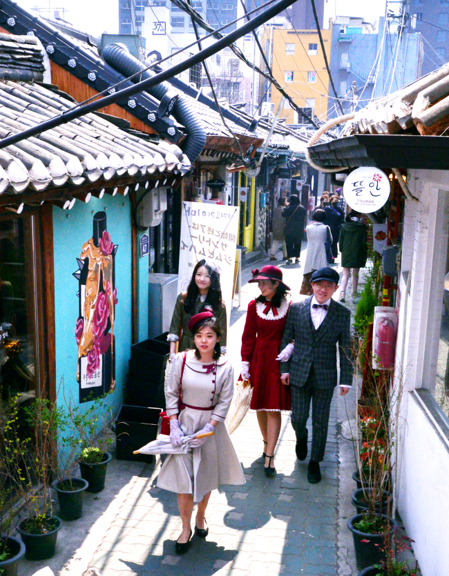 In Ikseon-dong, the retro mecca of Seoul, young people dressed up in retro style from head to toe has become an increasingly common sight. (Park Hyun-koo/The Korea Herald)