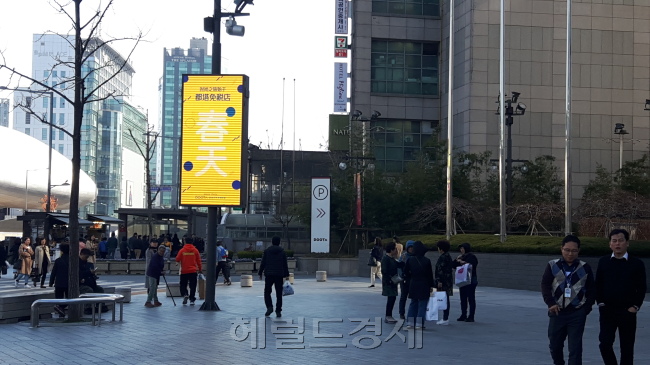 4일 오후 서울 중구 동대문 쇼핑가에 들른 한 고객의 쇼핑백 꾸러미[사진=신소연 기자]