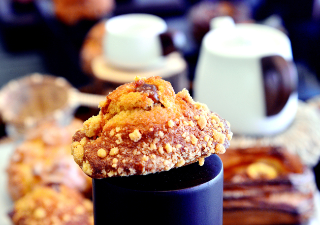 Goollim’s caramel crumble madeleine is topped with sweet streusel and filled with caramel (Photo credit: Park Hyun-koo/The Korea Herald)