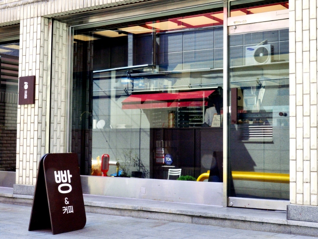 Goollim, a tiny, seven-seat shop in Seoul’s Banpo-dong, which had its soft opening in March (Photo credit: Park Hyun-koo/The Korea Herald)
